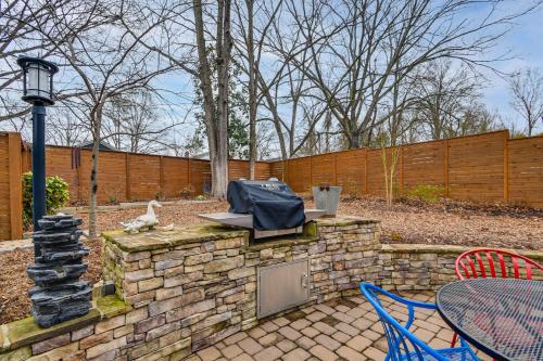 Chic and Central Downtown Duplex 1 Mi to Duke! - image 33