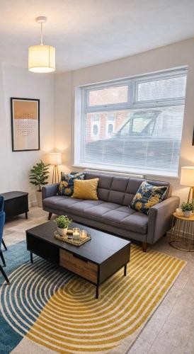 Large 4 bedroom house for Contractors, Large groups or Retreat sleeps 8 people in Durham - NO Smokin in Chester-le-Street
