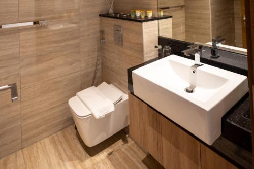 Stunning 2BR with Dubai Canal Views - image 13