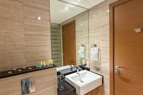 Stunning 2BR with Dubai Canal Views in Jumeirah