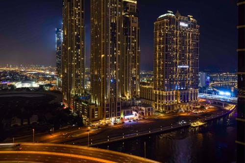 View, Stunning 2BR with Dubai Canal Views in Jumeirah