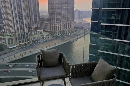 Stunning 2BR with Dubai Canal Views - image 9