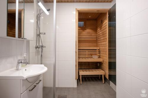 Shower, Sivulantie 4 105 by Holiday in Lapland in Akaslompolo