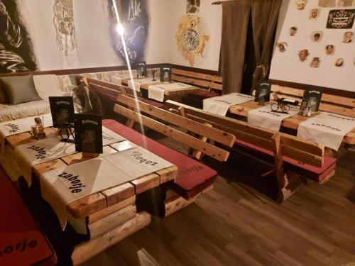 餐廳, Guesthouse ZABORJE in 普盧日內
