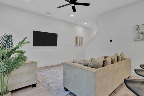 Faciliteiten, Stylish 3BR Dallas Townhouse | Rooftop Terrace in Love Field vliegveld