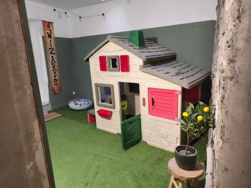 Logement Sorcier avec Immersion magique, Deco unique, Clim et jardin in Saint-Privat