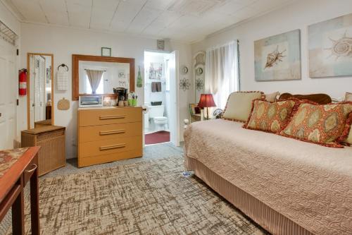 6 Mi to Palm Beach Studio with Pool Access! in 萊克沃思