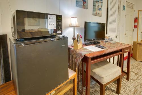 Lake Worth Studio with Smart TV 6 Mi to Palm Beach! in Lake Worth, USA
