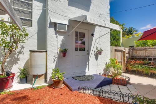 6 Mi to Palm Beach Studio with Pool Access! in 萊克沃思