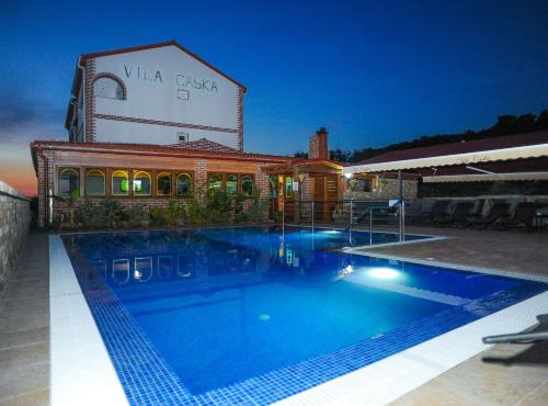 สระว่ายน้ำ, Golden Coast Villa Caska in คาสกา