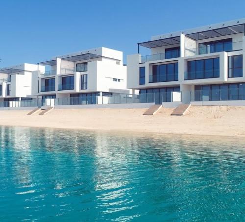 Beachfront Villa with Heated Private Pool & Jacuzzi – khách sạn tại Umm Al Quwain