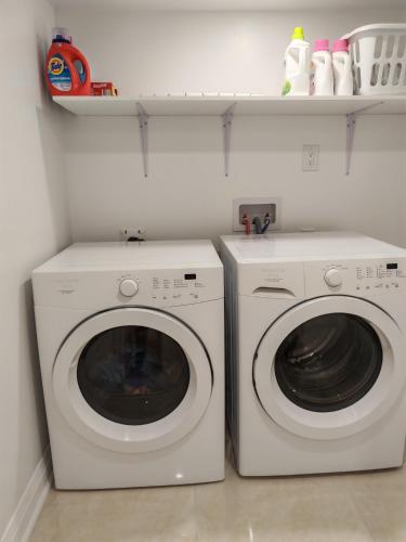 Private suite in Richmond Hill with a shared kitchen in 里士滿希爾