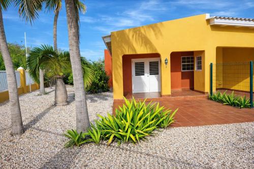 The Yellow Corner Villa in Tera Korá