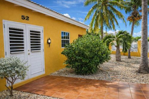 The Yellow Corner Villa in Tera Korá