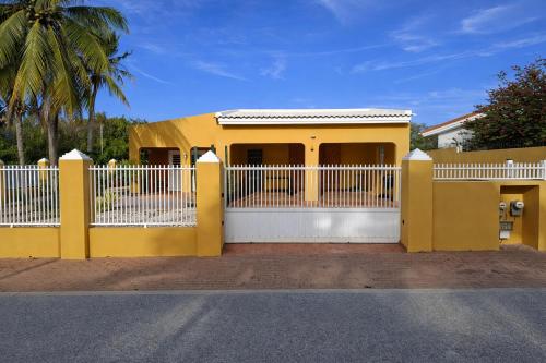 The Yellow Corner Villa in Tera Korá