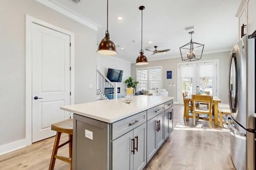 Sleek beach-themed retreat with patio bikes LSV & pool access in Inlet Beach (FL)