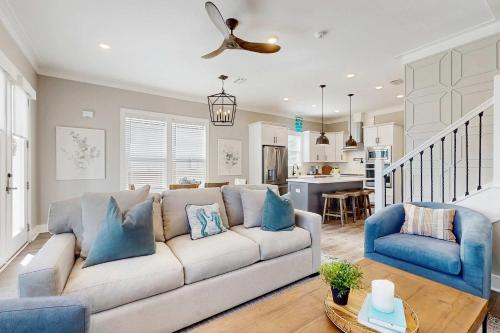 Sleek beach-themed retreat with patio bikes LSV & pool access in Inlet Beach (FL)