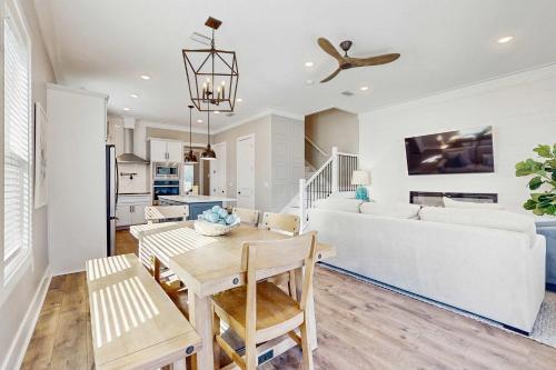 Sleek beach-themed retreat with patio bikes LSV & pool access in Inlet Beach (FL)