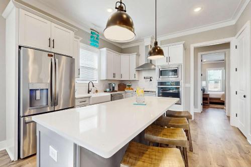 Sleek beach-themed retreat with patio bikes LSV & pool access in Inlet Beach (FL)