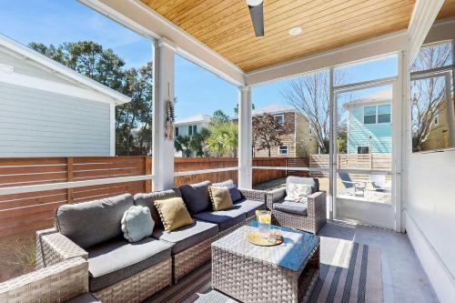 Sleek beach-themed retreat with patio bikes LSV & pool access in Inlet Beach (FL)