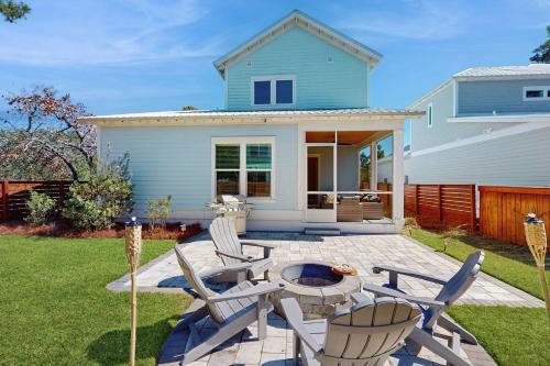 Sleek beach-themed retreat with patio bikes LSV & pool access in Inlet Beach (FL)