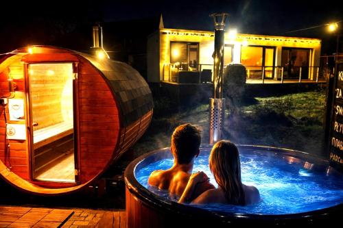 Viesnīcas āriene, Ranch 66 - Wellness Tiny House Black Swallow ve stylu Route 66 se saunou, koupacím sudem a bazénem (Ranch 66 - Wellness Tiny House Black Swallow ve stylu Route 66 se saunou, koupacim sudem a bazenem) in Velka Bystrice