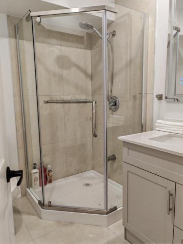 Private suite in Richmond Hill with a shared kitchen in 里士滿希爾