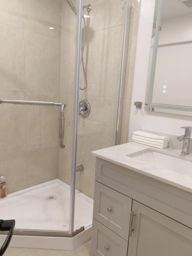 Private suite in Richmond Hill with a shared kitchen in 里士滿希爾