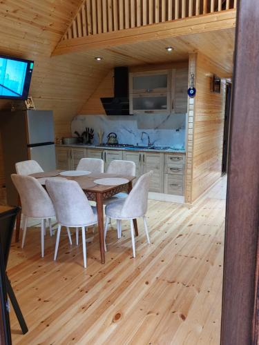 кухня, Kinchkha cottage Fshuqebi - კინჩხის კოტეჯი ფშუქები in Kveda Kinchkha