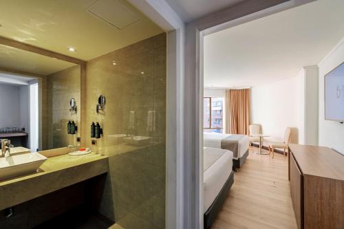room detail thumbnail 2