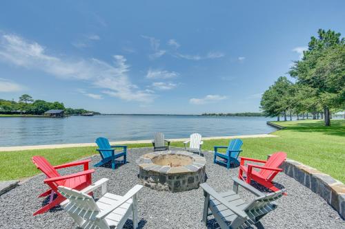 Stunning Lakefront Malakoff Home w/ Dock & Deck in Corsicana (Texas)