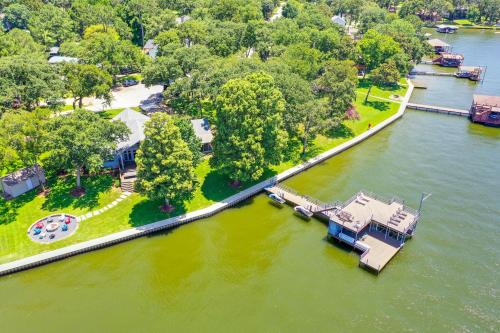 Lakefront Malakoff Home Private Dock and Decks! in Malakoff, USA