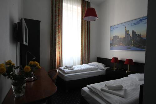 Carlton Hotel - image 2