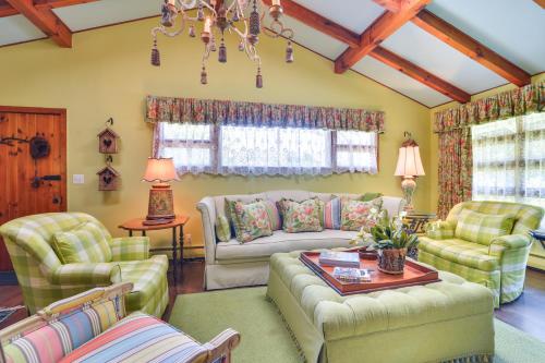 La Petite Chalet with Views in Blue Ridge Mtns! in 馬里昂