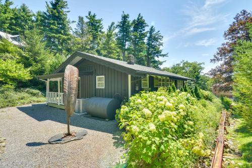La Petite Chalet with Views in Blue Ridge Mtns! in 馬里昂