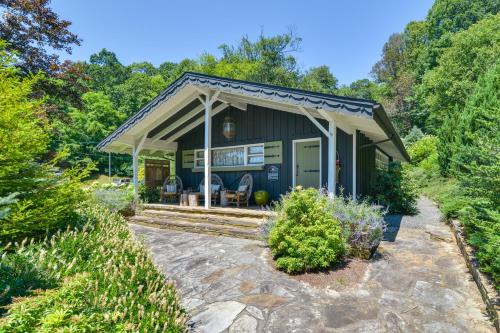 La Petite Chalet with Views in Blue Ridge Mtns! in 馬里昂