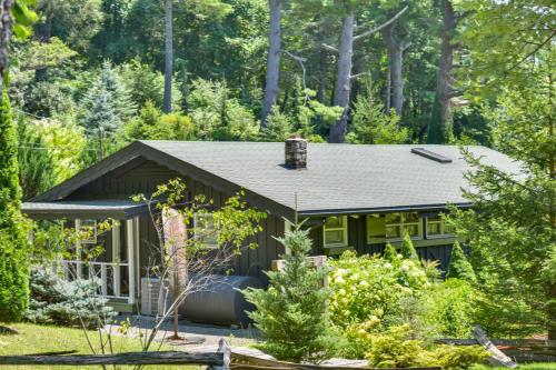 La Petite Chalet with Views in Blue Ridge Mtns! in 馬里昂