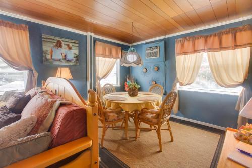< 3 Mi to Golf & Swim: Cozy Oasis in Lake Worth! in Lake Worth