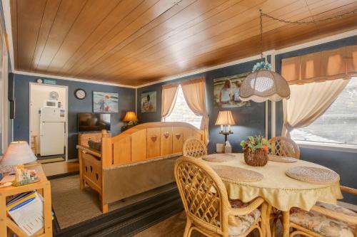 Cozy Lake Worth Oasis Less Than 3 Mi to Golf and Swim! in Lake Worth, USA
