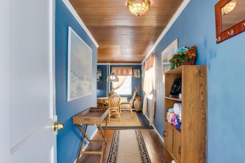 < 3 Mi to Golf & Swim: Cozy Oasis in Lake Worth! in Lake Worth