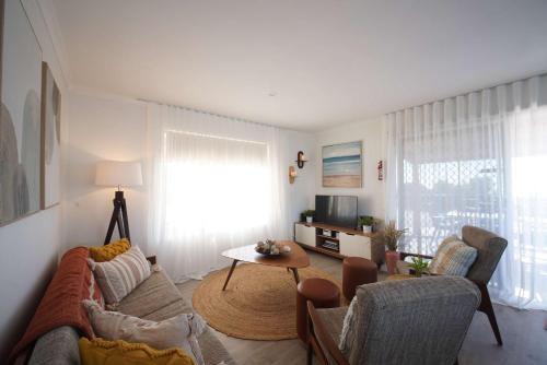 Oceanview Beach Shack with Pool & Walk to Dining in Fleurieu Félsziget