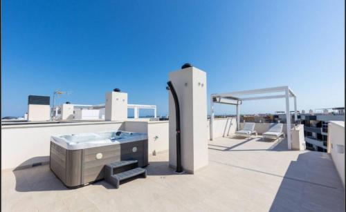 Stunning Penthouse Apartment - sea views, spa, gym in Torrevieja
