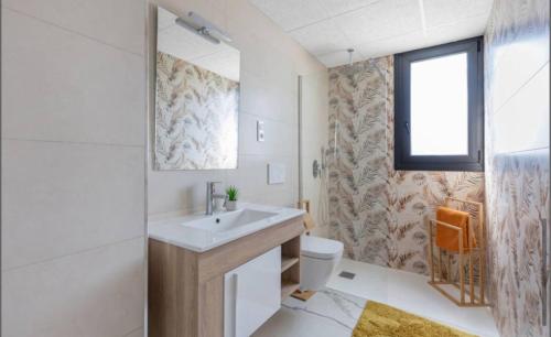 Stunning Penthouse Apartment - sea views, spa, gym in Torrevieja