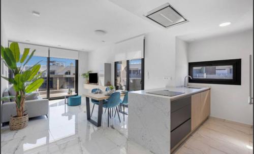 Stunning Penthouse Apartment - sea views, spa, gym in Torrevieja