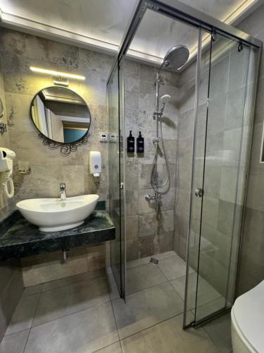 Avenue Hotel - Free Parking - image 38