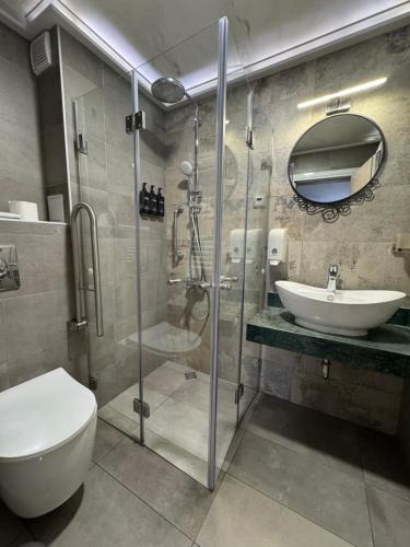 Avenue Hotel - Free Parking - image 30