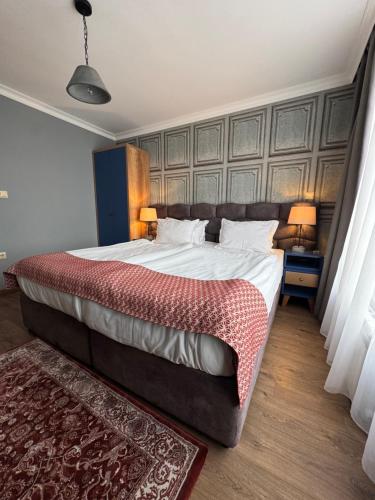 Avenue Hotel - Free Parking - image 6
