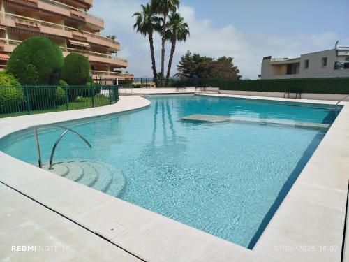 Résid LES TERRASSES, avec PISCINE PEU FREQUENTEE, navettes GRATUITES pour PLAGES, F1 studio 30 M2 et terrasse 12 M2