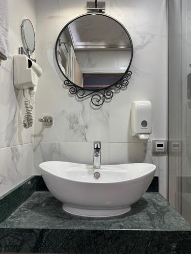 Avenue Hotel - Free Parking - image 23