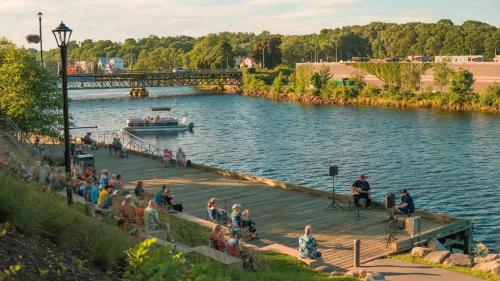 Private Balcony View Riverside Walk Prime Downtown in Bridgewater (Új-Skócia)
